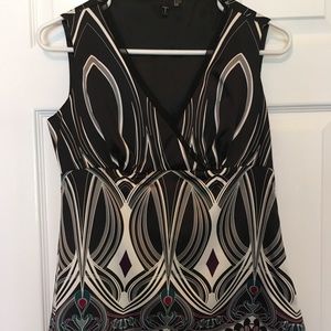 Black print sleeveless top.
